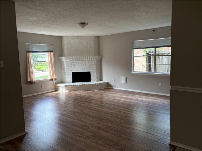 Foto del edificio - 927 Three Forks Dr