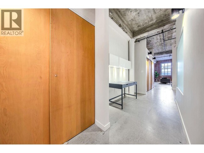 Building Photo - 546 Beatty St