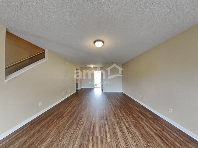 Foto del edificio - 6063 Bannister Court