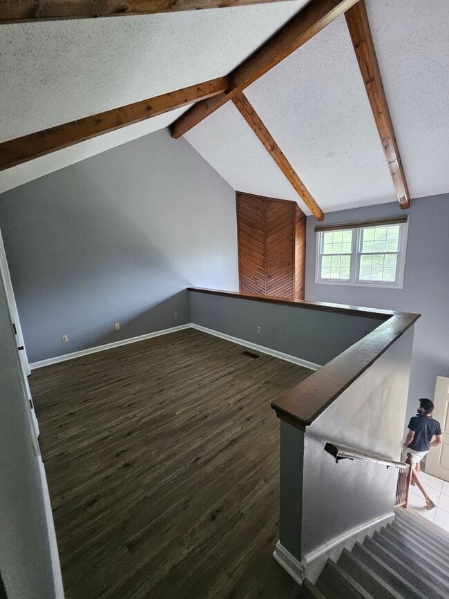 Building Photo - 2 bed, 1.5 bath condo