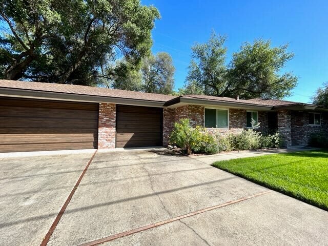 Building Photo - Updated 3 Bedroom Close to The Lake! Move ...