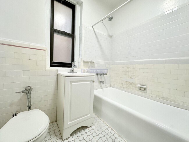 Building Photo - 3015 Roberts Avenue