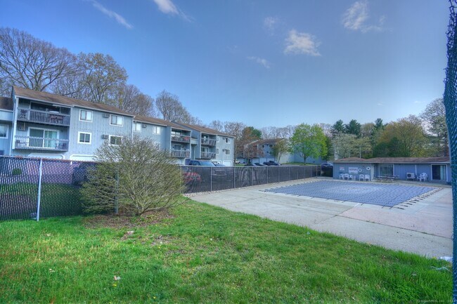 Foto del edificio - 82 Buddington Rd