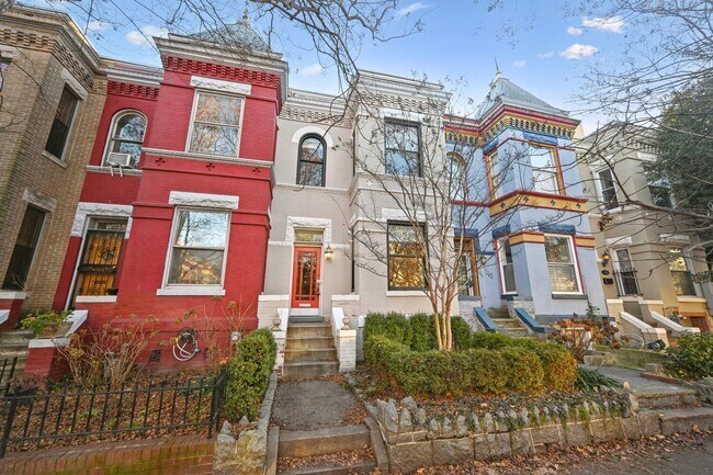 Building Photo - Victorian Rowhome w/ Parking!