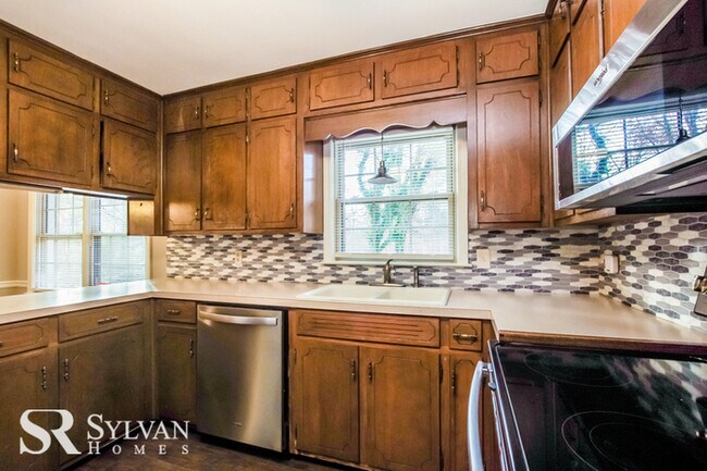 Foto del edificio - This lovely 4BR 2.5BA home is move in ready