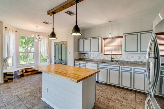 Building Photo - 914 Cedar Crest Dr