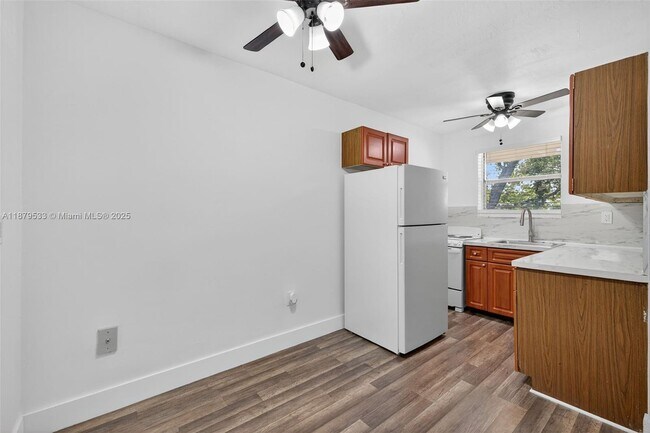 Foto del edificio - 7130 W 11th Ct