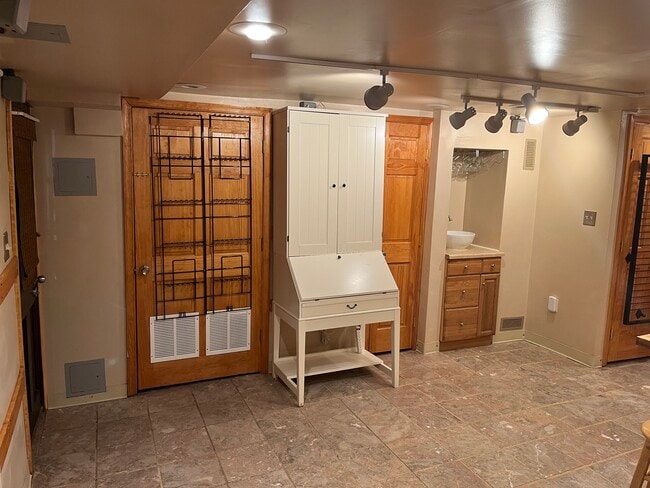 Building Photo - 142 Webster St NE