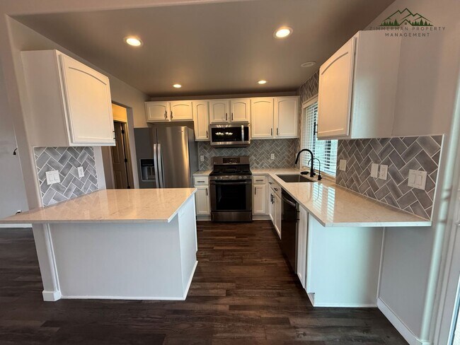 Building Photo - 3-bedroom, 2-bathroom home located in the heart of Harrisburg