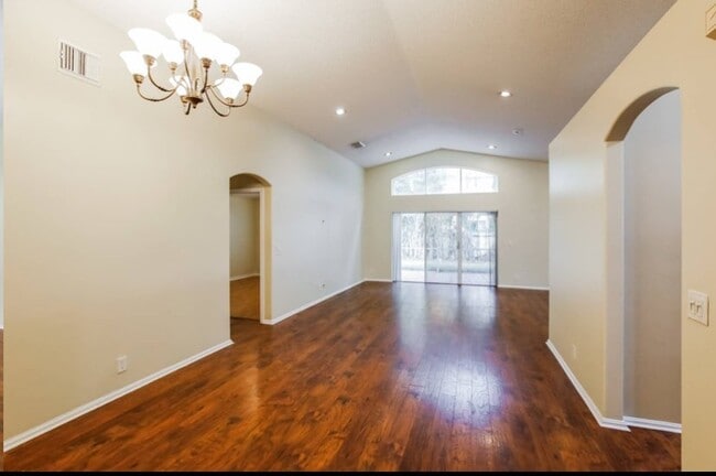 Building Photo - 4910 SW 32nd Ave