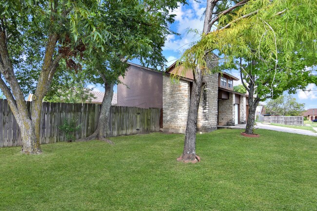 Building Photo - 1302 Royal Crest Dr