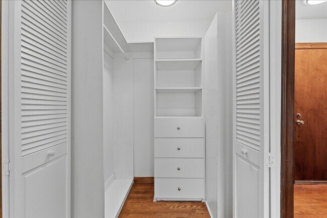 Building Photo - Studio Apartment With In-Unit Laundry!