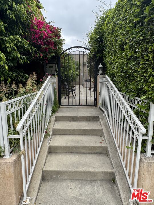 Building Photo - 428 S Doheny Dr