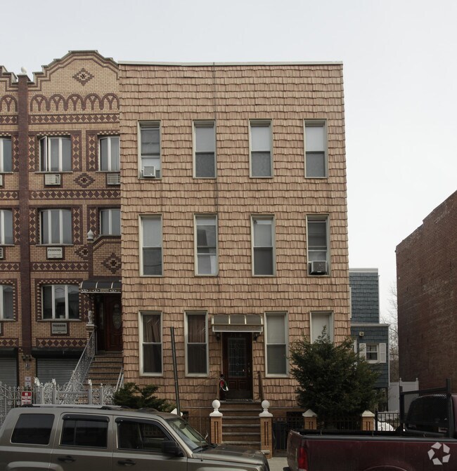 Building Photo - 718 Leonard St