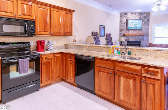 Building Photo - 1655 Lakeview Dr