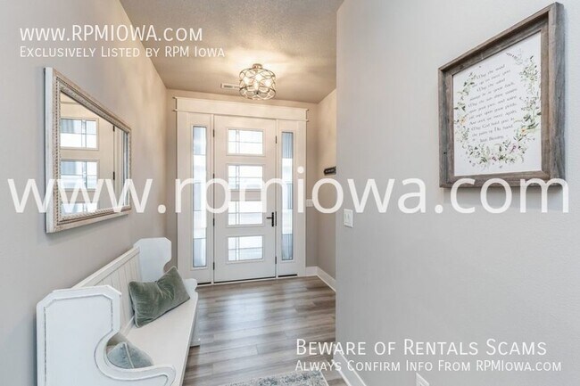 Building Photo - ZERO ENTRY EXECUTIVE RANCH!! 3 Bedroom, 2 ...