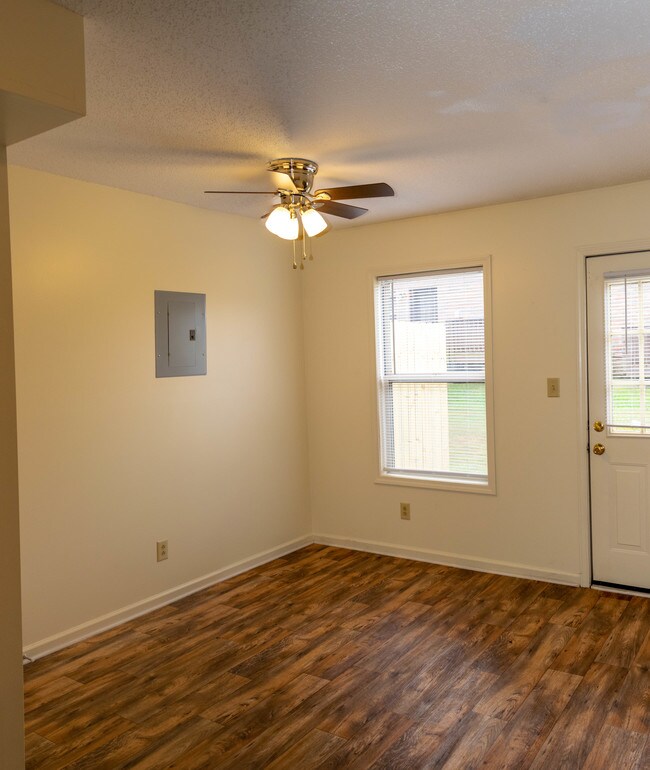 Foto del edificio - Coyote Court Townhomes