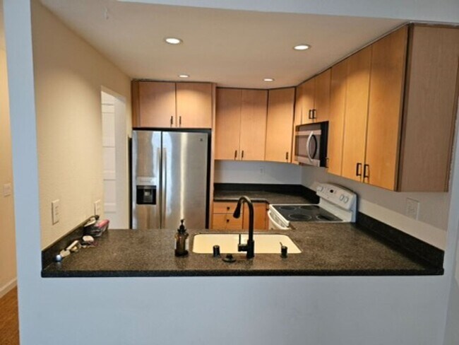 Foto del edificio - 1BR/1BA CONDO with GARAGE and PARKING in S...