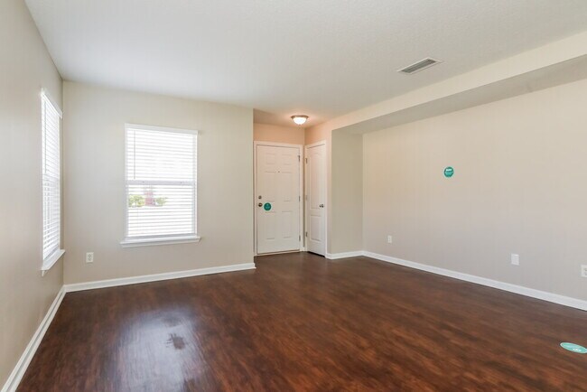 Foto del edificio - 7422 Hawks Cliff Dr
