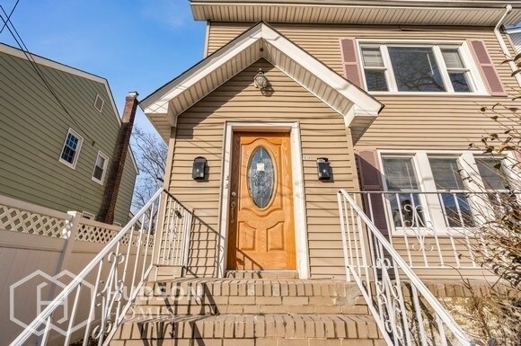 Primary Photo - 1618 Bayview Ave