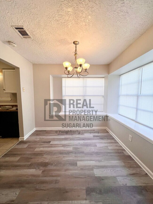 Building Photo - Beautiful One Story Home