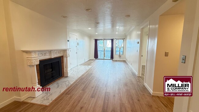 Building Photo - Beautiful 2 bedroom, 1 bath condo. Close t...