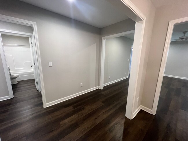 Building Photo - 3 bedroom 2 bathroom home in The Village a...