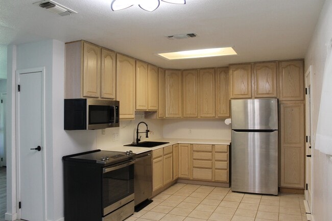 Building Photo - 1252 Live Oak Dr