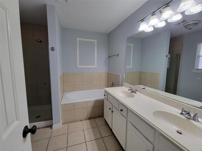Foto del edificio - 2218 Wickburn Dr