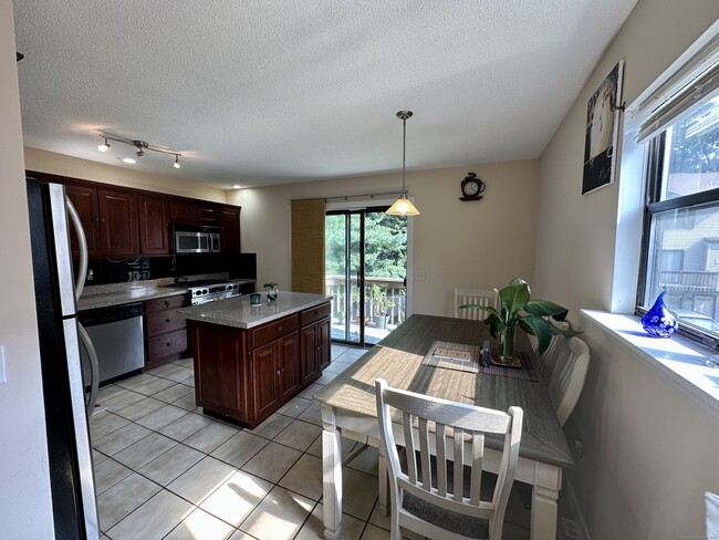 Building Photo - 15 Crest St