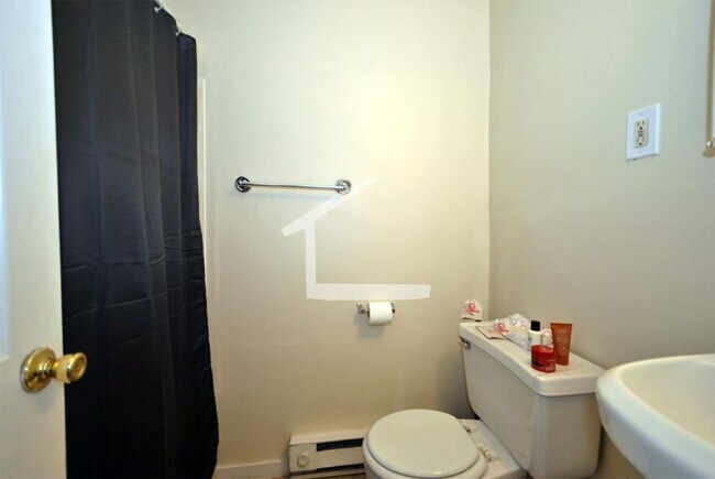 Building Photo - 2BR 1Bth unit. Heat/Hot Water included. Great location! Right on Green Line