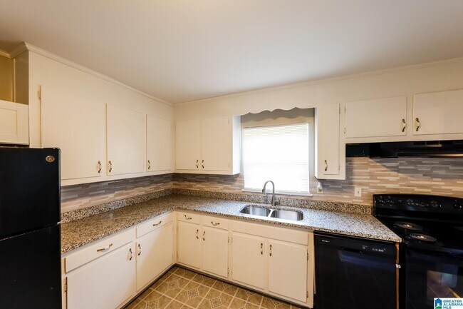 Building Photo - 613 Woodland Ct NE
