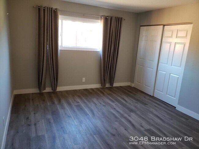 Foto del edificio - 3048 Bradshaw Dr