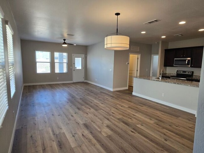 Foto del edificio - Remodeled, like-new, 3-bedroom, 2-bath