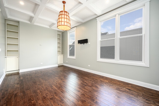 Building Photo - 2111 W Wilson Ave
