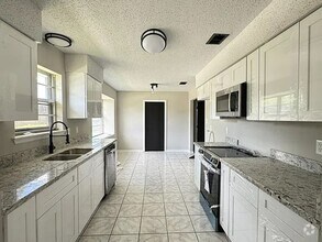 Building Photo - 425 Timberlane Dr