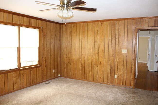 Building Photo - 438 Kingswood Dr