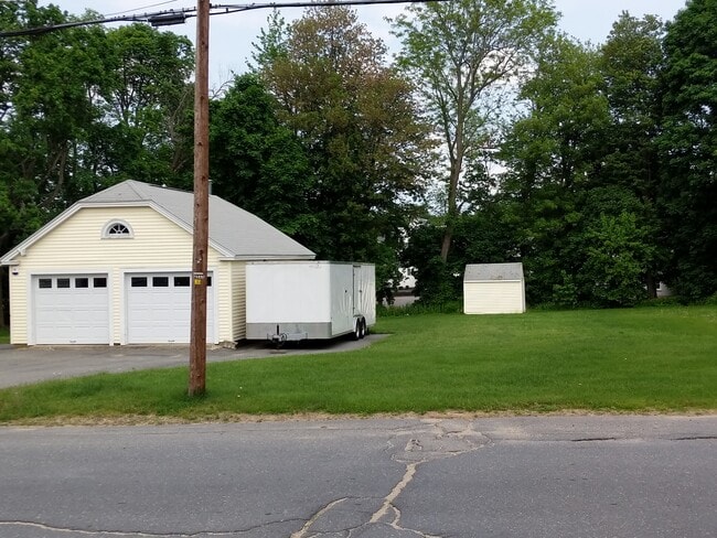 Garaje extra grande y patio lateral. - 293 Madison St