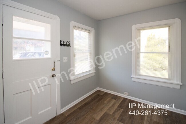Building Photo - Bright 2BD Down of Multi-Family- Cleveland...