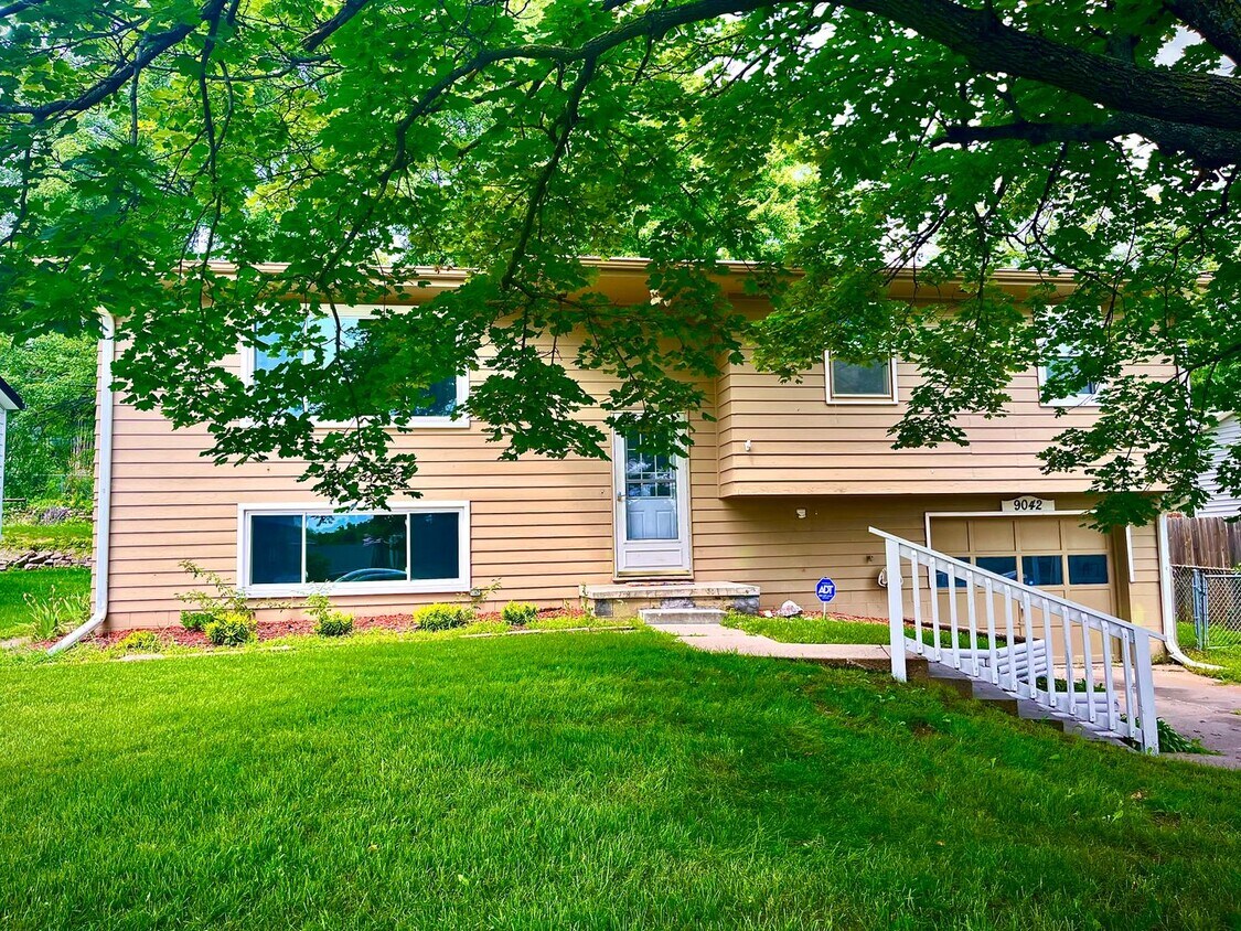 Primary Photo - 4 Bedroom In A Great Location!!