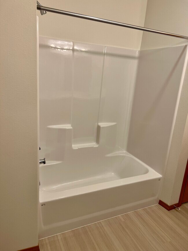 Master Bathroom 3x2 Detached - Bluegrass Farms Apartments