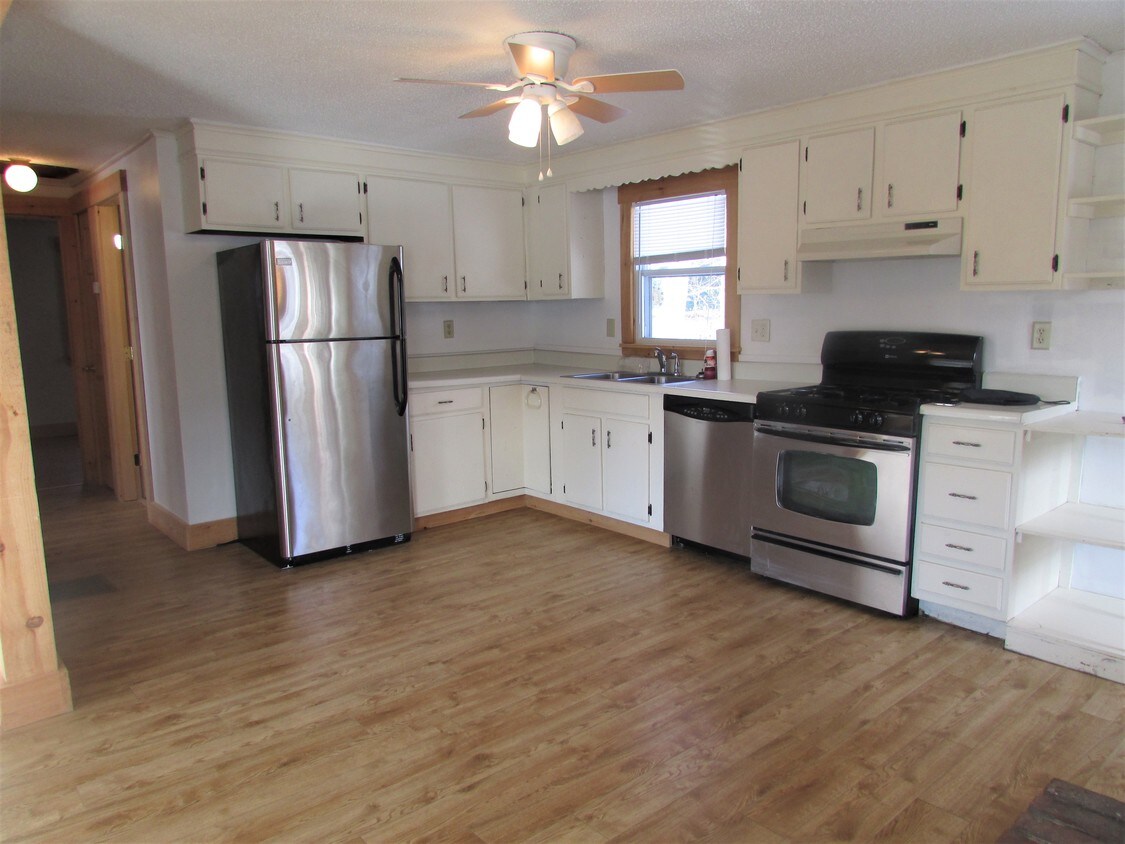 133 Benson Rd West Gardiner Me 04345 House For Rent In West Gardiner Me Apartments Com