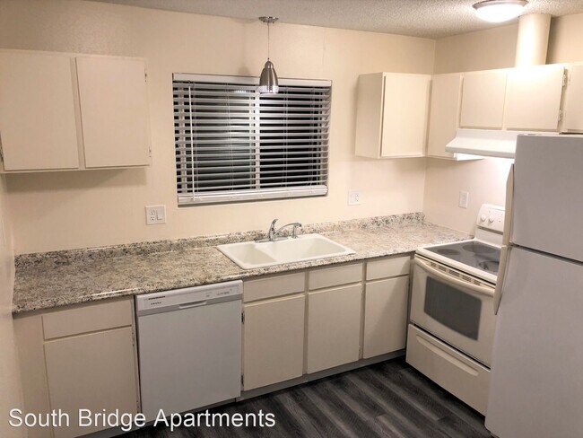 Building Photo - 210 SW Rogue River Ave