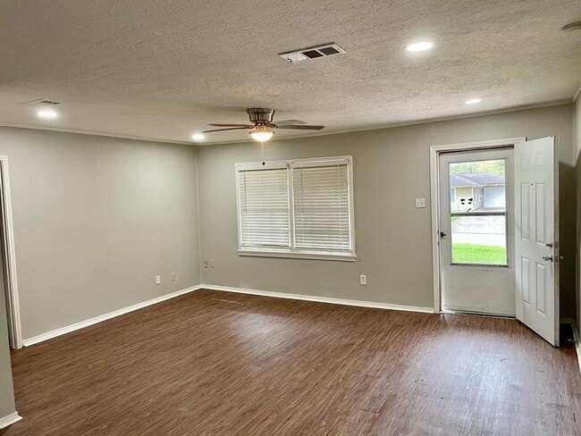 Building Photo - 1105 Mobile Dr
