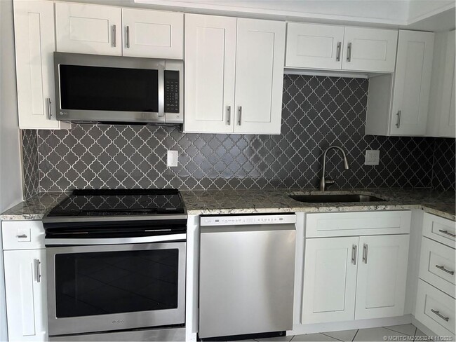 Foto del edificio - 2041 NE Collins Cir