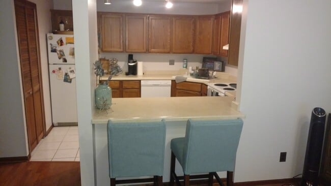 Building Photo - 2140 Ridge Dr