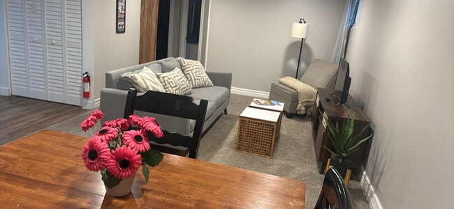 Foto del edificio - 3230 Mowry Pl