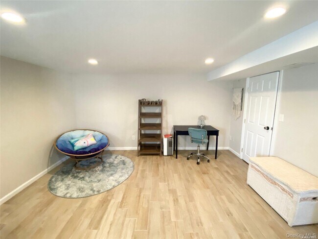 Foto del edificio - 255 Roosevelt Blvd