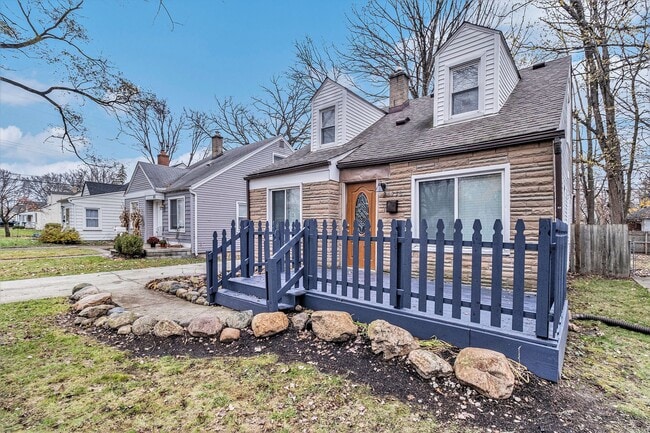 Building Photo - Updated Bungalow with Modern Kitchen & Fen...