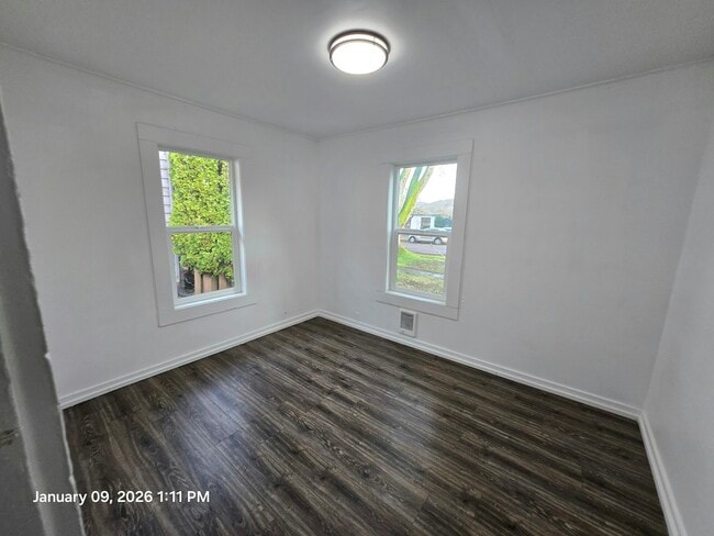 Building Photo - 911 16th Ave